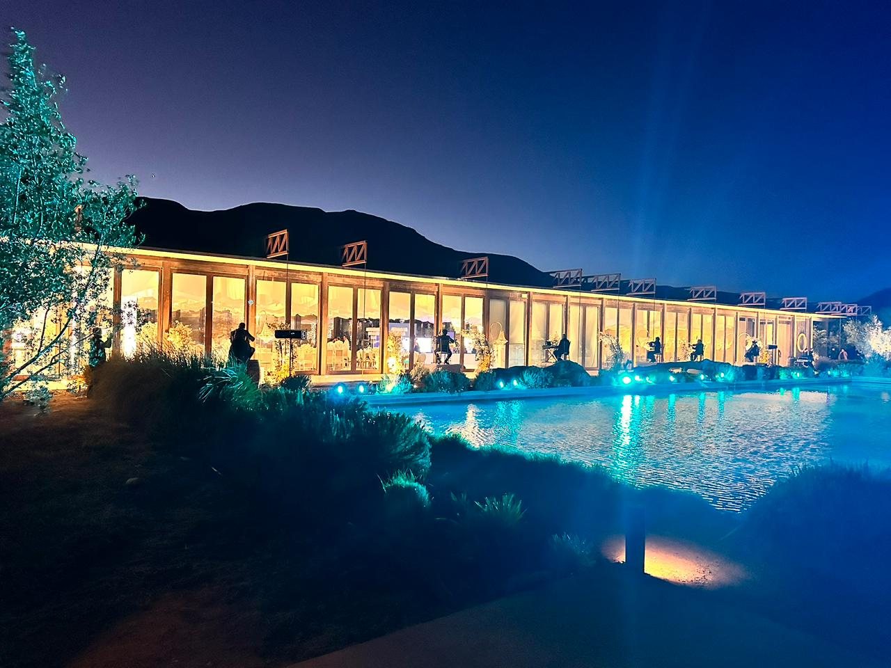 Evento corporativo en salón iluminado