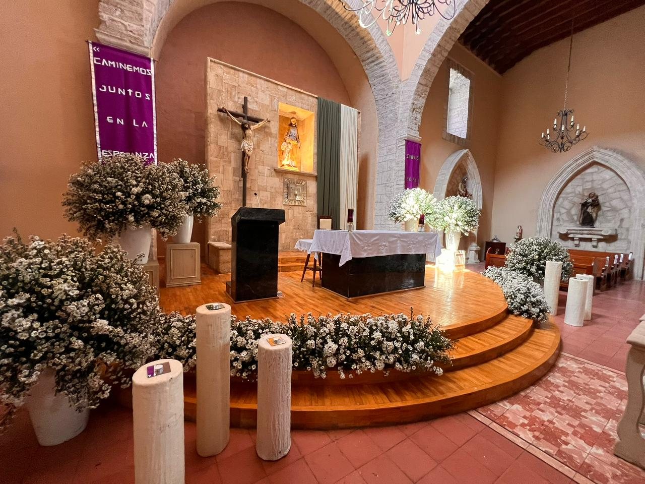 Altar de iglesia con diseño floral