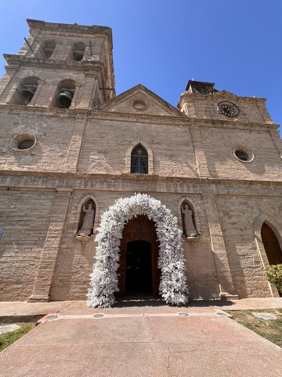 Arco floral en entrada de iglesia