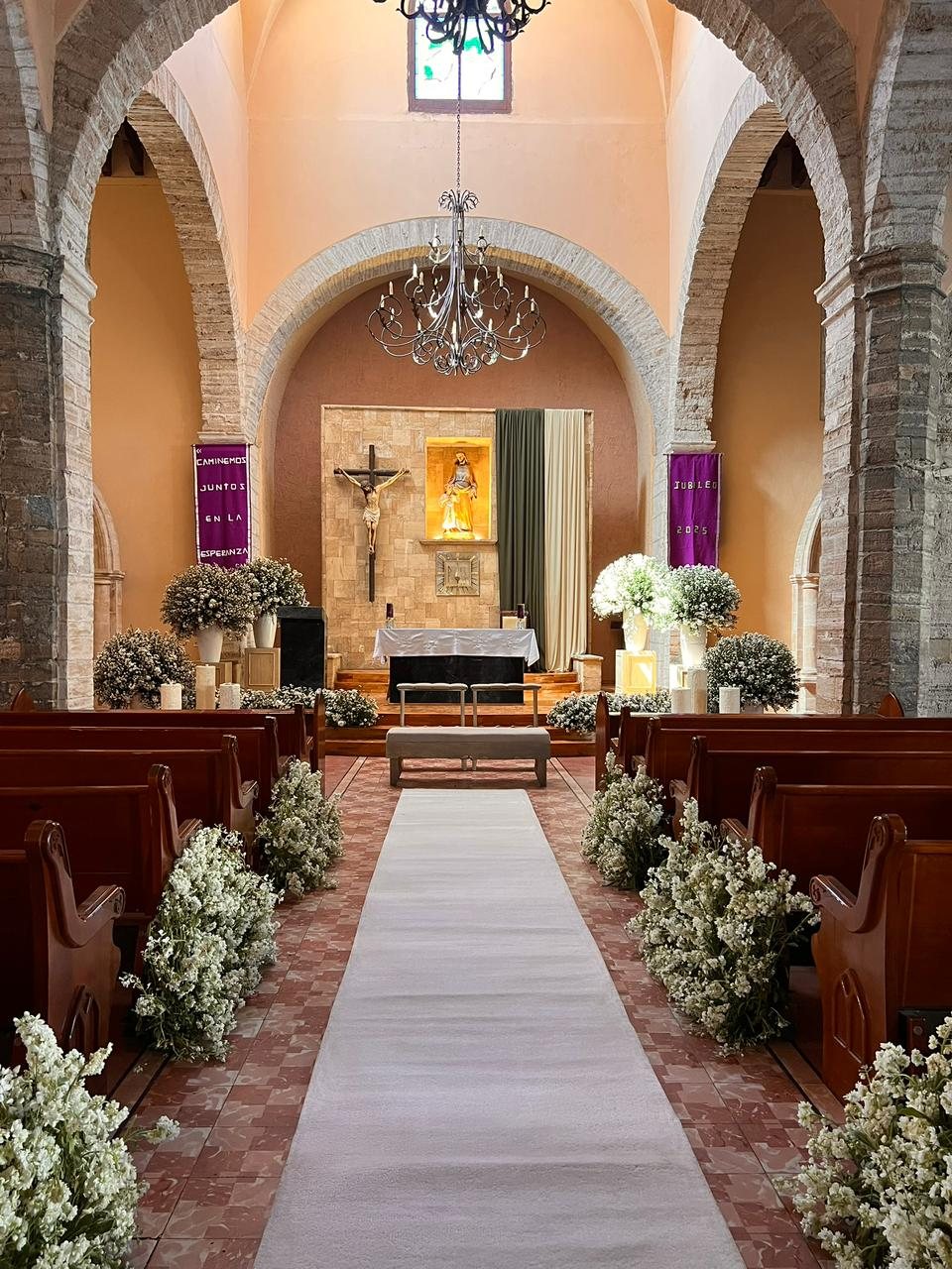 Ceremonia religiosa con decoración floral