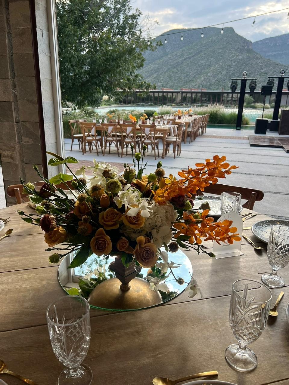Mesa con centro floral y vista al lago