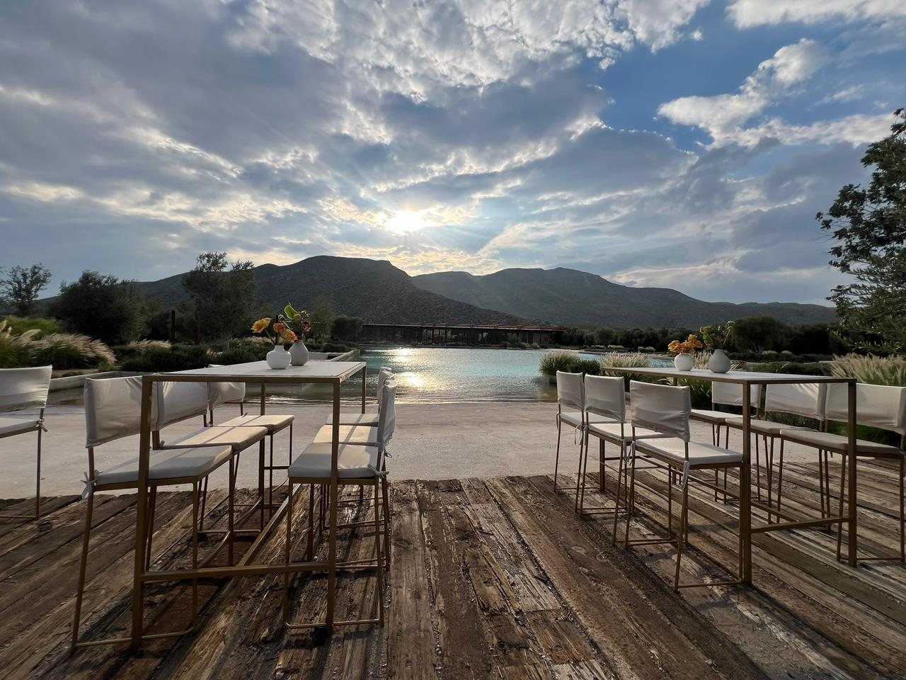 Mobiliario premium frente al lago