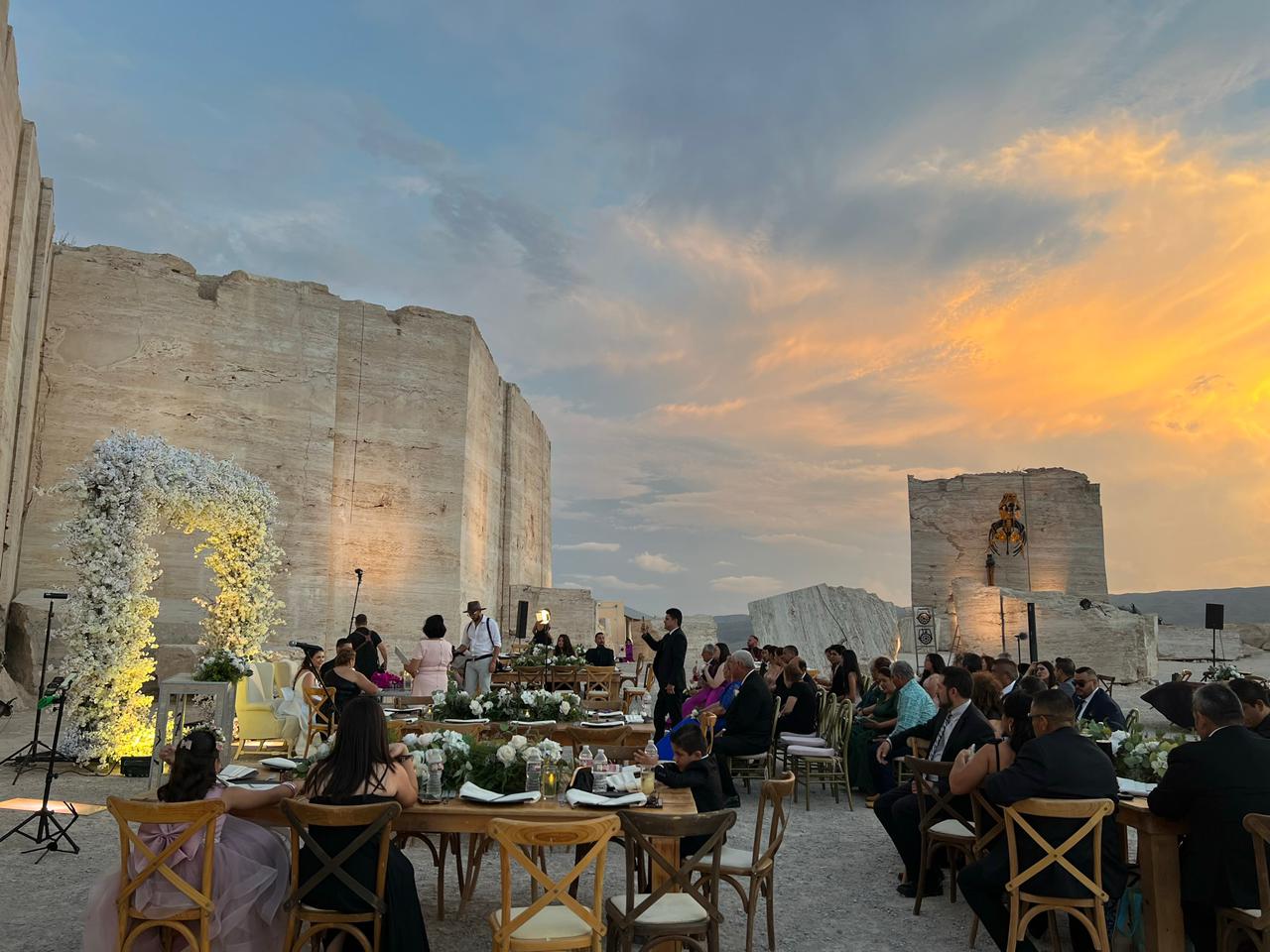 Boda al atardecer en Minas de Mármol