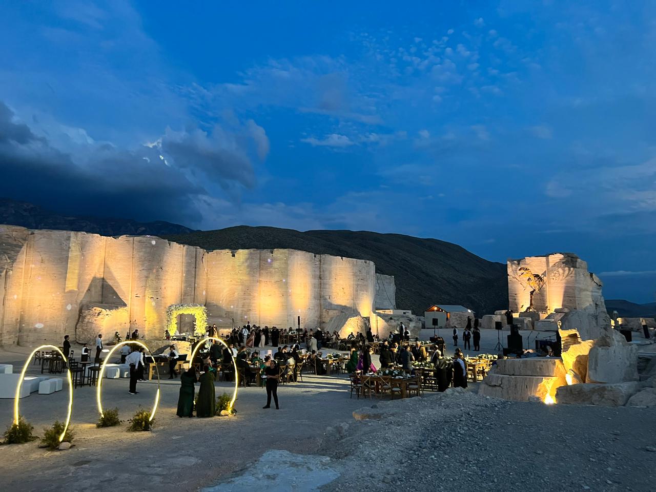 Recepción nocturna de boda