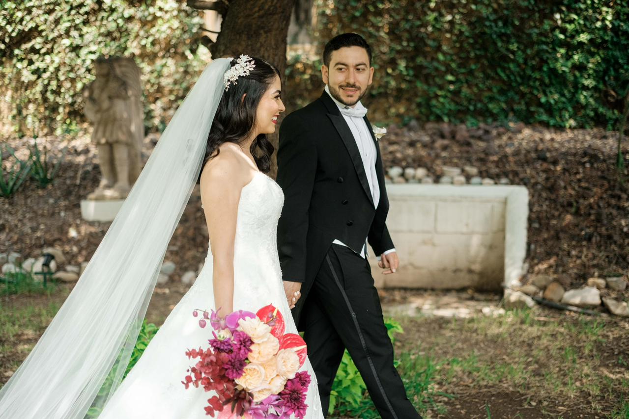 Novios en jardín